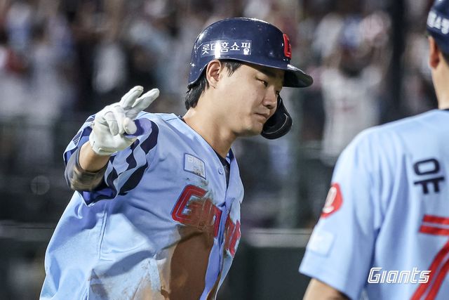 롯데 자이언츠 손호영이 31일 부산 사직야구장에서 열린 2025 신한 SOL Bank KBO리그 NC 다이노스와 홈경기에 3번타자 겸 3루수로 선발 출전해 데뷔 첫 만루포 포함 4타수 2안타로 활약했다. 롯데 자이언츠