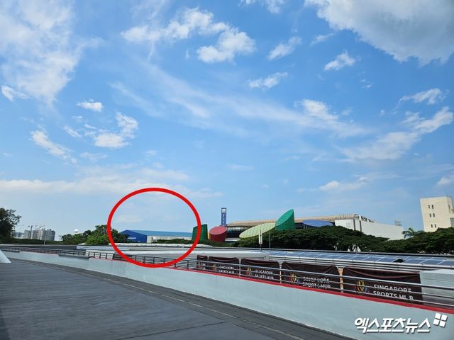 싱가포르 스포츠 허브 내 싱가포르 국립경기장에서 바라본 세계수영선수권대회 아레나(동그라미 표시)의 모습. 엑스포츠뉴스 칼랑(싱가포르), 유준상 기자