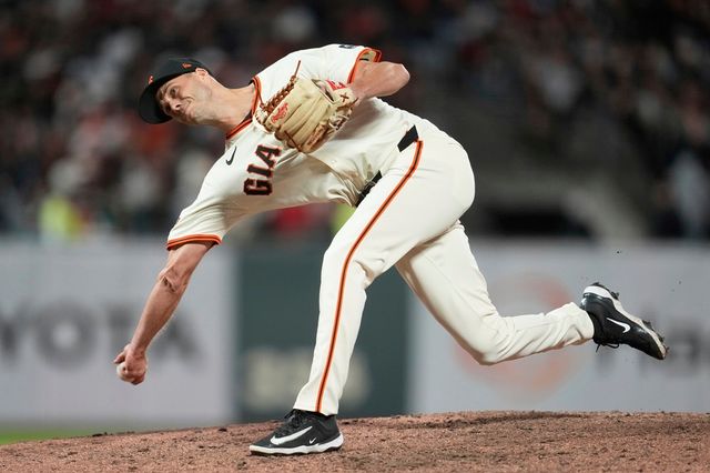 샌프란시스코 자이언츠에서 뉴욕 메츠로 트레이드 된 투수 타일러 로저스가 올해 미국 메이저리그 정규시즌 경기에 구원 등판해 투구하고 있다. AP 연합뉴스