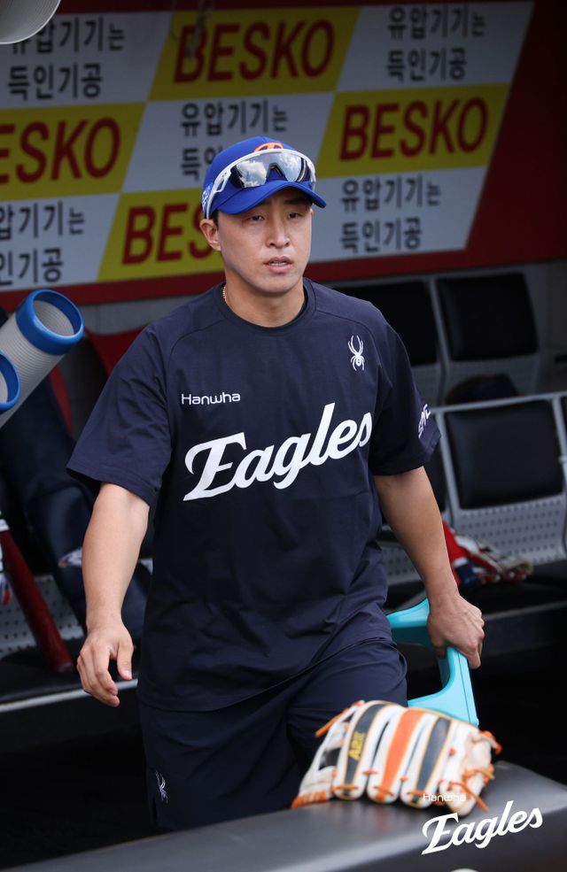 한화 이글스는 7월 31일 손아섭의 영입을 깜짝 발표했다. 한화는 NC 다이노스에 현금 3억원과 2026 신인드래프트 3라운드 지명권을 주고 손아섭을 데려오는 트레이드를 실시했다. 손아섭은 1일 광주 KIA전을 앞두고 1군 선수단에 합류, 간단한 훈련을 소화했다. 한화 이글스