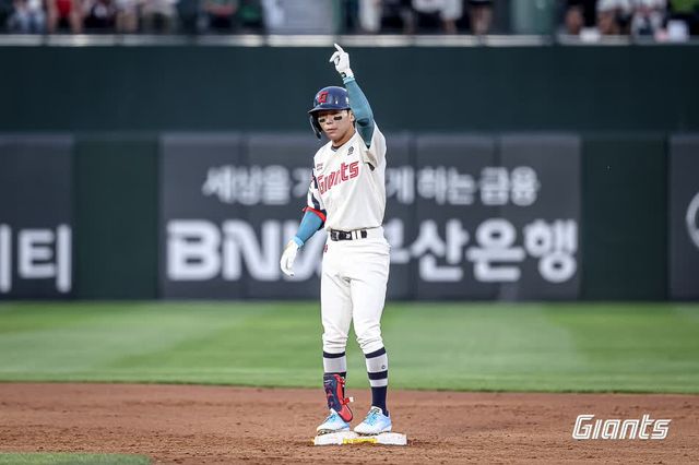 롯데 자이언츠 외야수 장두성이 1일 서울 고척스카이돔에서 열리는 2025 신한 SOL Bank KBO리그 키움 히어로즈와의 팀 간 13차전에 1번타자 겸 중견수로 선발 라인업에 이름을 올렸다. 사진 롯데 자이언츠