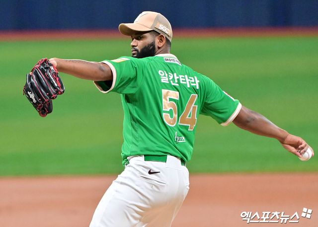키움 히어로즈 에이스 라울 알칸타라가 1일 서울 고척스카이돔에서 열린 2025 신한 SOL Bank KBO리그 롯데 자이언츠와의 팀 간 13차전에 선발등판, 8이닝 무실점 완벽투로 팀 7연패 탈출을 견인했다. 사진 김한준 기자