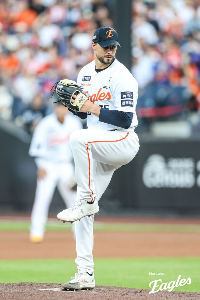 한화 이글스 라이언 와이스가 31일 대전 삼성 라이온즈전에 선발 등판해 투구하고 있다. 한화 이글스