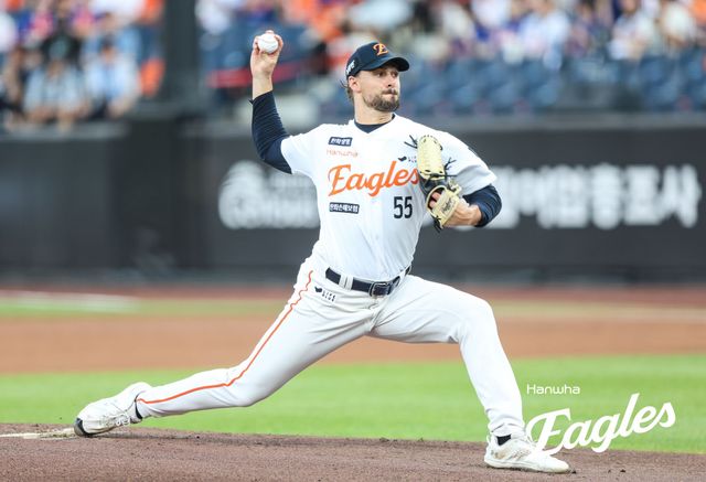 한화 이글스 라이언 와이스가 31일 대전 삼성 라이온즈전에 선발 등판해 투구하고 있다. 한화 이글스