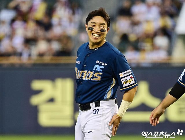 18일 오후 서울 송파구 잠실야구장에서 열린 '신한 SOL Bank KBO리그' NC 다이노스와 LG 트윈스의 경기, 3회초 종료 후 NC 손아섭이 코칭스태프와 이야기를 나누며 환히 웃고 있다. 엑스포츠뉴스DB