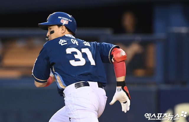 20일 오후 서울 송파구 잠실야구장에서 열린 '2024 신한 SOL Bank KBO리그' NC 다이노스와 두산 베어스의 경기, 6회초 2사 NC 손아섭이 안타를 때려낸 뒤 1루로 질주하고 있다. 엑스포츠뉴스DB
