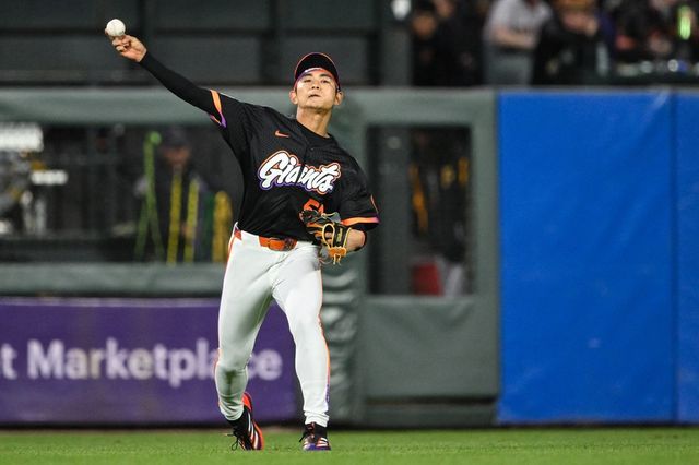 샌프란시스코 자이언츠 이정후가 올해 미국 메이저리그 정규시즌 경기에 출전해 수비 후 송구하고 있다. REUTERS 연합뉴스