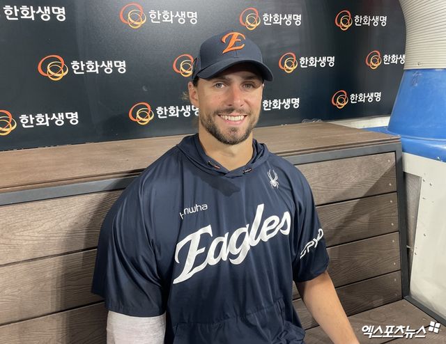 한화 이글스 라이언 와이스가 31일 대전 삼성 라이온즈전에 선발 등판해 호투한 뒤 기념촬영하고 있다. 엑스포츠뉴스 대전, 최원영 기자