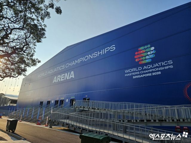 세계수영선수권대회 아레나 외부에서 바라본 세계수영선수권대회 아레나의 모습. 경기장 옆에는 선수들이 몸을 풀 수 있는 수영장이 있다. 엑스포츠뉴스 칼랑(싱가포르), 유준상 기자