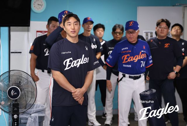 한화 이글스는 7월 31일 손아섭의 영입을 깜짝 발표했다. 한화는 NC 다이노스에 현금 3억원과 2026 신인드래프트 3라운드 지명권을 주고 손아섭을 데려오는 트레이드를 실시했다. 손아섭은 1일 광주 KIA전을 앞두고 1군 선수단에 합류, 간단한 훈련을 소화했다. 손아섭이 한화 선수들과 인사를 하고 있다. 한화 이글스