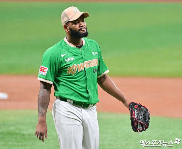 키움 히어로즈 에이스 라울 알칸타라가 1일 서울 고척스카이돔에서 열린 2025 신한 SOL Bank KBO리그 롯데 자이언츠와의 팀 간 13차전에 선발등판, 8이닝 무실점 완벽투로 팀 7연패 탈출을 견인했다. 사진 김한준 기자