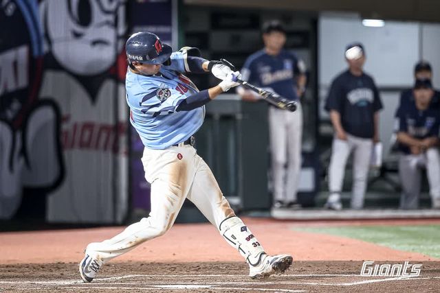 롯데 자이언츠 손호영이 31일 부산 사직야구장에서 열린 2025 신한 SOL Bank KBO리그 NC 다이노스와 홈경기에 3번타자 겸 3루수로 선발 출전해 데뷔 첫 만루포 포함 4타수 2안타로 활약했다. 롯데 자이언츠