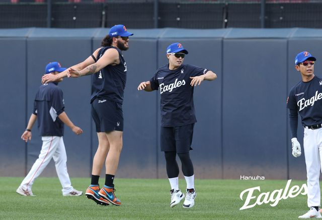 한화 이글스는 7월 31일 손아섭의 영입을 깜짝 발표했다. 한화는 NC 다이노스에 현금 3억원과 2026 신인드래프트 3라운드 지명권을 주고 손아섭을 데려오는 트레이드를 실시했다. 손아섭은 1일 광주 KIA전을 앞두고 1군 선수단에 합류, 간단한 훈련을 소화했다. 손아섭이 한화 선수들과 훈련을 하고 있다. 한화 이글스