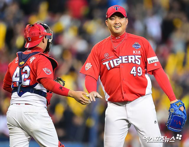 2017시즌 트레이드를 통해 KIA 타이거즈로 이적한 뒤 팀 통합우승에 결정적인 역할을 해냈던 우완 김세현(오른쪽). 사진 엑스포츠뉴스 DB