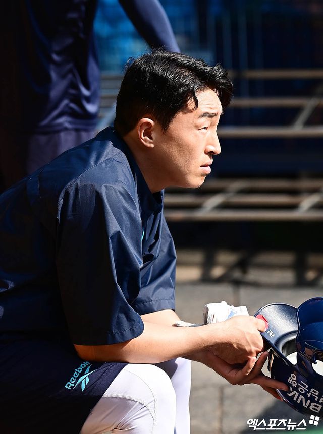 24일 오후 서울 송파구 잠실야구장에서 열리는 '2025 신한 SOL Bank KBO리그' NC 다이노스와 LG 트윈스의 경기에 앞서 NC 손아섭이 더그아웃에서 LG 선수들의 훈련을 지켜보고 있다. 엑스포츠뉴스DB