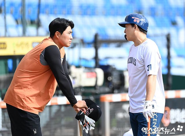 한화는 KBO리그 트레이드 마감 시한 당일이었던 지난달 31일 'NC 다이노스에 현금 3억 원과 2026년 신인 드래프트 3라운드 지명권을 넘기고 손아섭을 영입했다'고 밝혔다. 한화는 포스트시즌 진출은 물론 정규시즌 및 한국시리즈 우승 가능성이 보이는 시점에서 '우승 청부사'로 손아섭을 데려온 모양새다. 2017년 KIA 타이거즈 사례를 벤치마킹하는 것 아니냐는 분석이 나온다. 엑스포츠뉴스DB