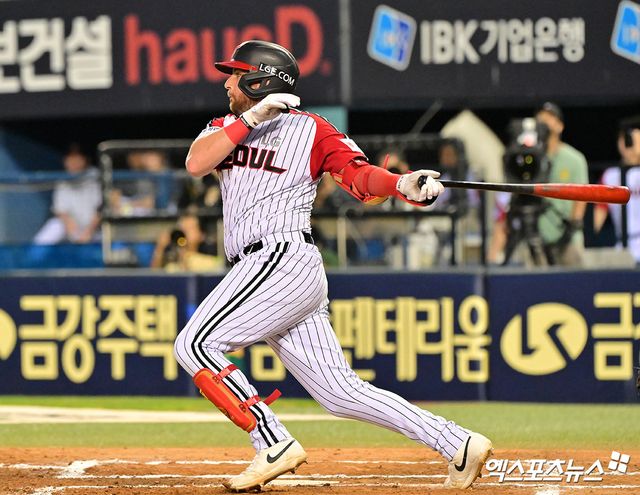 10일 오후 서울 송파구 잠실야구장에서 열린 '2025 신한 SOL Bank KBO리그' 한화 이글스와 LG 트윈스의 경기, 6회말 무사 1루 LG 오스틴이 2루타를 날리고 있다. 엑스포츠뉴스 잠실, 김한준 기자