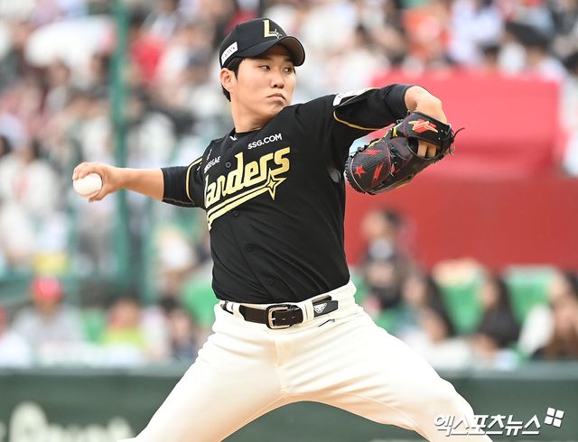 25일 오후 인천SSG랜더스필드에서 열린 '2024 신한 SOL Bank KBO리그' 한화 이글스와 SSG 랜더스의 경기, 5회초 1사 1루 SSG 최민준이 공을 힘차게 던지고 있다. 엑스포츠뉴스 DB