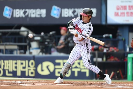 LG 트윈스 신민재가 9일 서울 잠실야구장에서 열린 2025 신한 SOL Bank KBO리그 한화 이글스와 홈경기에 1번타자 겸 지명타자로 선발 출전해 3타수 3안타 3득점 2볼넷 1도루로 5출루 대활약을 펼쳤다. LG 트윈스