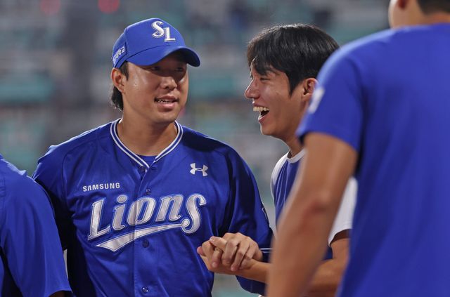 왼쪽에 선 삼성 라이온즈 투수 최충연이 지난 9일 수원 KT 위즈전에 구원 등판해 이닝을 마친 뒤 원태인의 축하를 받고 있다. 삼성 라이온즈