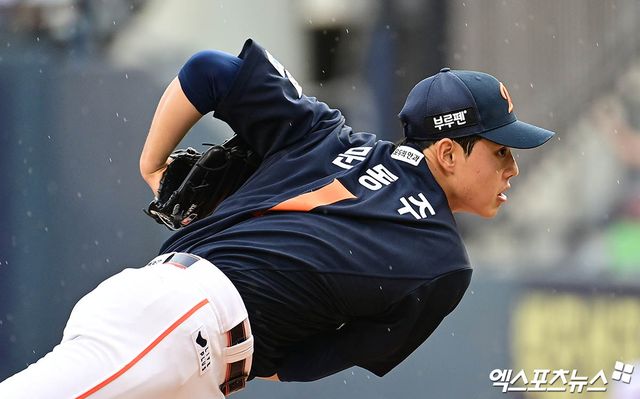 한 달 만의 선발 등판 기회를 스스로 걷어찬 한화 이글스 엄상백이 결국 1군 엔트리에서 말소됐다. 한화는 10일 서울 잠실야구장에서 2025 신한 SOL Bank KBO리그 LG 트윈스와 원정경기를 앞두고 투수 엄상백과 내야수 황영묵을 1군 엔트리에서 말소, 투수 김기중과 포수 허인서를 콜업했다. 엄상백은 지난 9일 LG와 2차전 황준서가 빠진 자리에 대체선발로 등판했다. 그러나 1이닝 6실점을 하는 등 올해 한화 입단 뒤 최악의 투구를 선보였다. 한화는 10일 문동주(사진)이 선발 등판한다. 엑스포츠뉴스DB