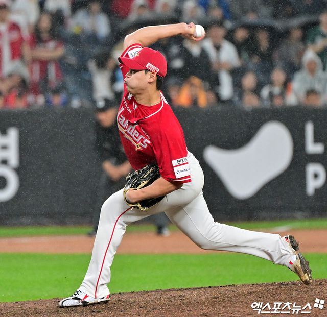 SSG 랜더스 마무리투수 조병현이 올해 정규시즌 경기에 구원 등판해 역투하고 있다. 엑스포츠뉴스 DB