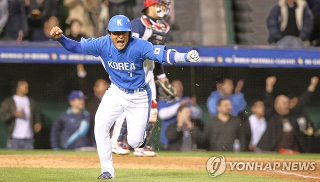 2006 월드베이스볼클래식(WBC) 본선 2라운드에서 일본 후지카와 큐지를 상대로 결승 2타점 2루타를 쳐냈던 이종범. 사진 연합뉴스