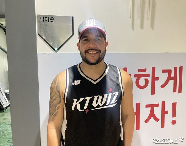 KT 위즈 선발투수 엔마누엘 데 헤이수스가 10일 수원 KT위즈파크에서 인터뷰를 마친 뒤 기념촬영하고 있다. 수원, 최원영 기자