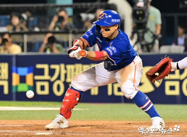 10일 오후 서울 송파구 잠실야구장에서 열리는 '2025 신한 SOL Bank KBO리그' 한화 이글스와 LG 트윈스의 경기, 9회초 무사 2루 한화 손아섭이 번트를 시도하고 있다. 엑스포츠뉴스 잠실, 김한준 기자