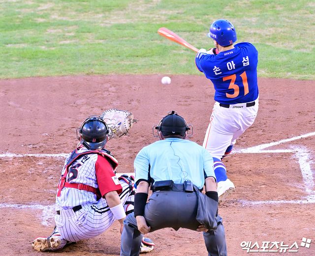 10일 오후 서울 송파구 잠실야구장에서 열리는 '2025 신한 SOL Bank KBO리그' 한화 이글스와 LG 트윈스의 경기, 3회초 1사 2,3루 한화 손아섭이 3루 주자를 불러들이는 타격을 하고 있다. 엑스포츠뉴스 잠실, 김한준 기자