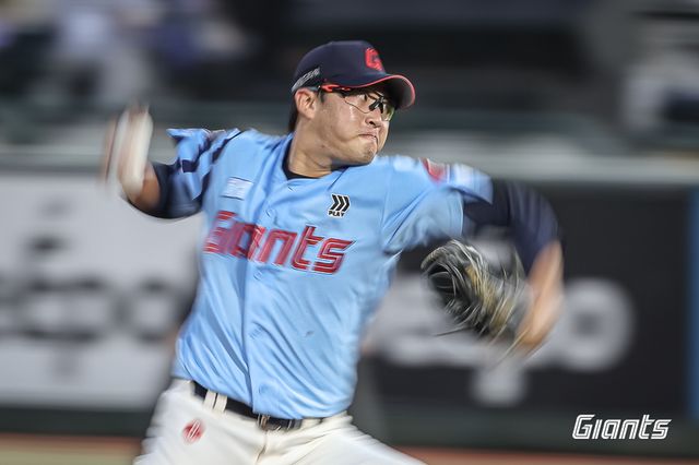 10일 오후 부산 사직야구장에서 열린 '2025 신한 SOL Bank KBO리그' SSG 랜더스와 롯데 자이언츠의 경기, 롯데 선발 박세웅이 공을 힘차게 던지고 있다. 롯데 자이언츠