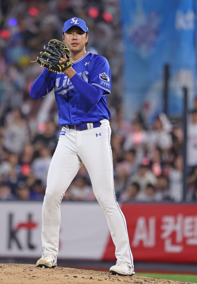 삼성 라이온즈 투수 최충연이 지난 9일 수원 KT 위즈전에 구원 등판해 투구를 준비하고 있다. 삼성 라이온즈