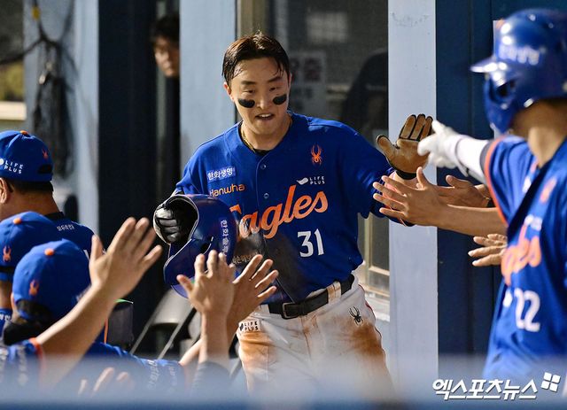  10일 오후 서울 송파구 잠실야구장에서 열리는 '2025 신한 SOL Bank KBO리그' 한화 이글스와 LG 트윈스의 경기, 7회초 1사 3루 한화 손아섭이 문현빈의 내야땅볼때 득점에 성공하고 있다. 엑스포츠뉴스 잠실, 김한준 기자