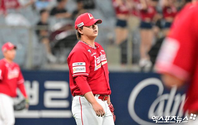 19일 오후 서울 구로구 고척스카이돔에서 열린 '2025 신한 SOL Bank KBO리그' SSG 랜더스와 키움 히어로즈의 경기, 7회말 무사 1루 SSG 김민이 키움 스톤을 2루수 플라이로 처리하고 있다. 엑스포츠뉴스 DB