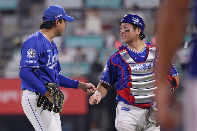 왼쪽에 선 삼성 라이온즈 투수 최충연이 지난 9일 수원 KT 위즈전에 구원 등판해 이닝을 마친 뒤 포수 강민호와 대화하고 있다. 삼성 라이온즈