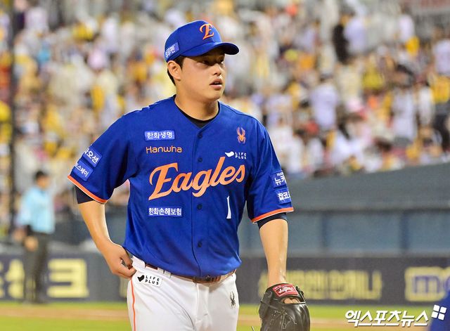 10일 오후 서울 송파구 잠실야구장에서 열리는 '2025 신한 SOL Bank KBO리그' 한화 이글스와 LG 트윈스의 경기, 6회말 수비를 마친 한화 문동주가 더그아웃으로 향하고 있다. 엑스포츠뉴스 잠실, 김한준 기자
