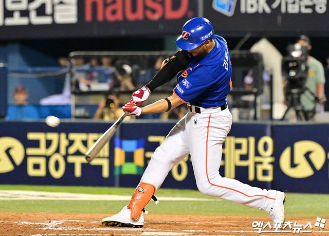 10일 오후 서울 송파구 잠실야구장에서 열린 '2025 신한 SOL Bank KBO리그' 한화 이글스와 LG 트윈스의 경기, 7회초 무사 2,3루 한화 리베라토가 1타점 희생플라이 타구를 날리고 있다. 엑스포츠뉴스 잠실, 김한준 기자