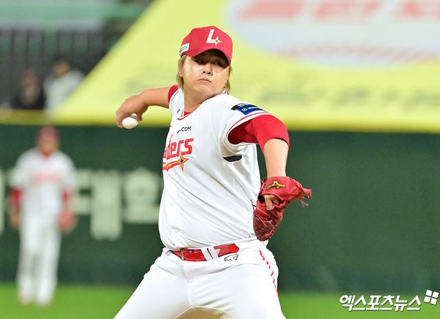 17일 오후 인천SSG랜더스필드에서 열린 '2025 신한 SOL Bank KBO리그' 한화 이글스와 SSG 랜더스의 경기, 6회초 SSG 김민이 공을 힘차게 던지고 있다. 엑스포츠뉴스 DB