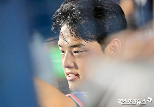 10일 오후 서울 송파구 잠실야구장에서 열리는 '2025 신한 SOL Bank KBO리그' 한화 이글스와 LG 트윈스의 경기, 7회초 무사 2,3루 한화 심우준이 리베라토의 1타점 희생플라이때 득점에 성공하자 문동주가 미소를 보이고 있다. 엑스포츠뉴스 잠실, 김한준 기자