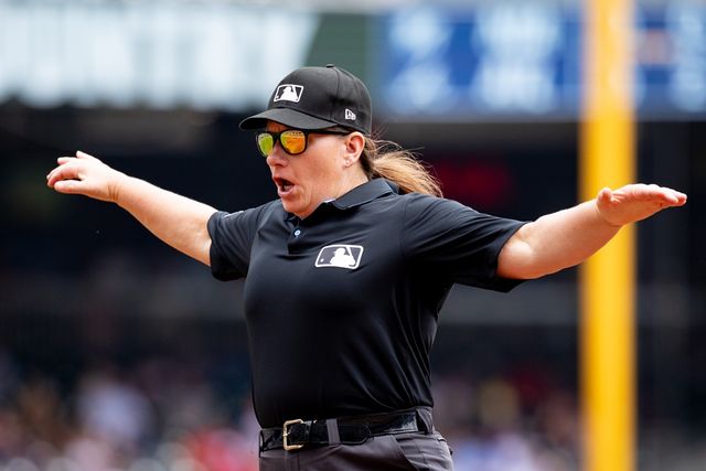 미국 메이저리그 역사상 최초로 빅리그 게임에 출장한 여성 심판 잰 파월이 10일(한국시간) 미국 조지아 애틀랜타에 트루이스트 파크에서 열린 2025 메이저리그 애틀랜타 브레이브스와 마이애미 말린스의 경기에 1루심으로 나섰다. 사진 연합뉴스