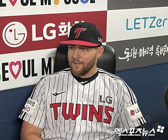 LG 트윈스 오스틴 딘이 9일 서울 잠실야구장에서 열린 2025 신한 SOL Bank KBO리그 한화 이글스와 홈경기 종료 후 취재진과 인터뷰에 응하고 있다. 이날 오스틴은 4타수 1안타(1홈런) 3타점 1득점을 올리며 팀의 8-1 대승을 이끌었다. 엑스포츠뉴스 잠실, 김유민 기자