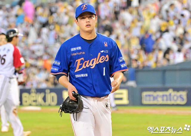 10일 오후 서울 송파구 잠실야구장에서 열리는 '2025 신한 SOL Bank KBO리그' 한화 이글스와 LG 트윈스의 경기, 5회말 수비를 마친 한화 문동주가 더그아웃으로 향하고 있다. 엑스포츠뉴스 잠실, 김한준 기자