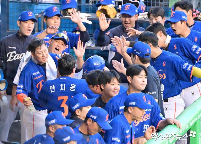 10일 오후 서울 송파구 잠실야구장에서 열린 '2025 신한 SOL Bank KBO리그' 한화 이글스와 LG 트윈스의 경기, 3회초 1사 2,3루 한화 안치홍이 손아섭의 내야땅볼때 득점에 성공하고 있다. 엑스포츠뉴스 잠실, 김한준 기자