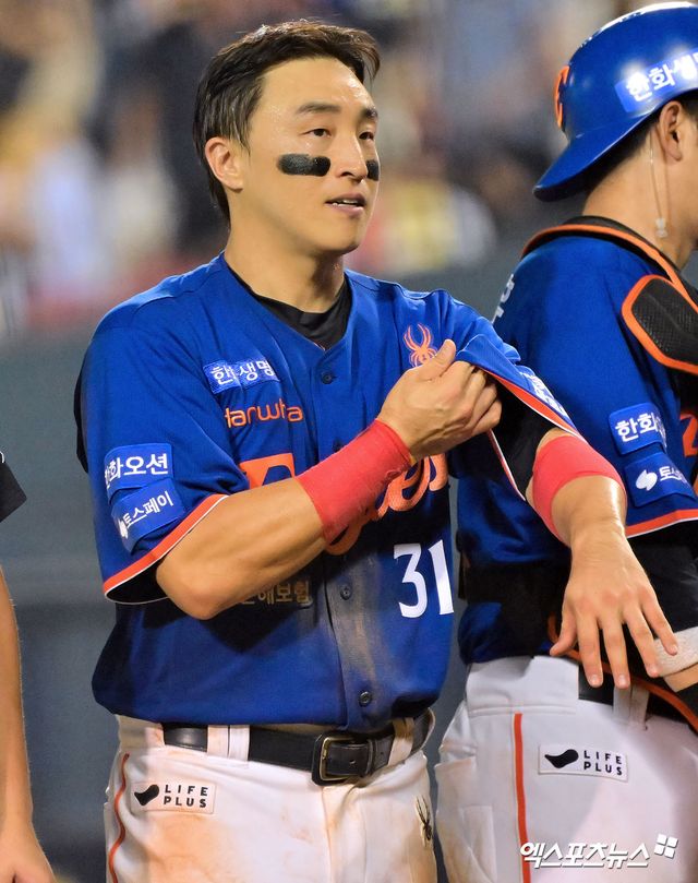 10일 오후 서울 송파구 잠실야구장에서 열리는 '2025 신한 SOL Bank KBO리그' 한화 이글스와 LG 트윈스의 경기, 한화가 LG에 5:4로 승리하며 3연패에서 탈출했다. 이날 경기에서 승리한 한화 선수들이 기뻐하고 있다. 엑스포츠뉴스 잠실, 김한준 기자