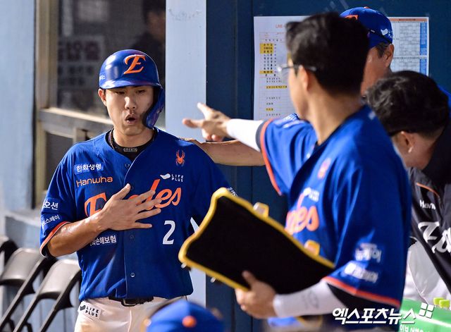 10일 오후 서울 송파구 잠실야구장에서 열린 '2025 신한 SOL Bank KBO리그' 한화 이글스와 LG 트윈스의 경기, 7회초 무사 2,3루 한화 심우준이 리베라토의 1타점 희생플라이때 득점에 성공하고 있다. 엑스포츠뉴스 잠실, 김한준 기자