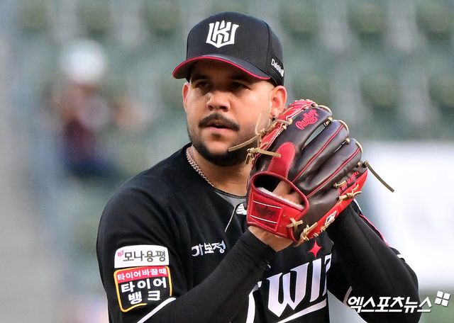 KT 위즈 선발투수 엔마누엘 데 헤이수스가 올해 정규시즌 경기에 등판해 투구를 준비하고 있다. 엑스포츠뉴스 DB