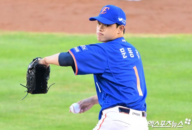 10일 오후 서울 송파구 잠실야구장에서 열리는 '2025 신한 SOL Bank KBO리그' 한화 이글스와 LG 트윈스의 경기, 3회말 한화 선발투수 문동주가 공을 힘차게 던지고 있다. 엑스포츠뉴스 잠실, 김한준 기자