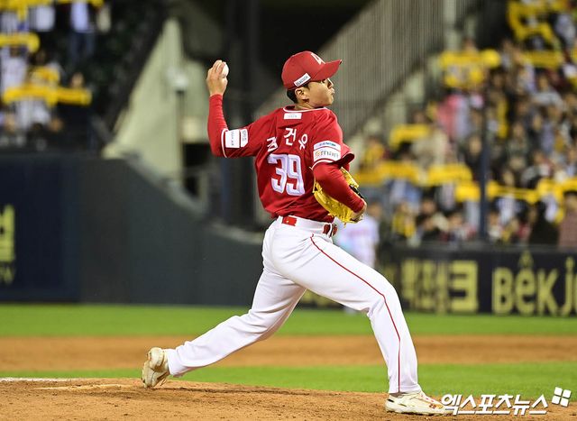 2일 오후 서울 잠실야구장에서 열린 '2025 신한 SOL Bank KBO리그' SSG 랜더스와 LG 트윈스의 경기, 8회말 1사 SSG 김건우가 역투하고 있다. 엑스포츠뉴스 DB