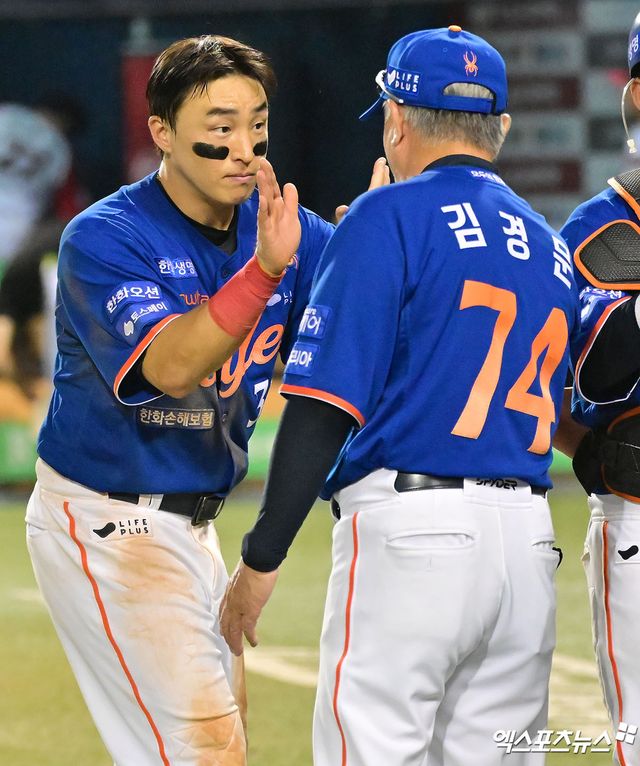 10일 오후 서울 송파구 잠실야구장에서 열리는 '2025 신한 SOL Bank KBO리그' 한화 이글스와 LG 트윈스의 경기, 한화가 LG에 5:4로 승리하며 3연패에서 탈출했다. 이날 경기에서 승리한 한화 손아섭이 김경문 감독과 하이파이브를 하고 있다. 엑스포츠뉴스 잠실, 김한준 기자