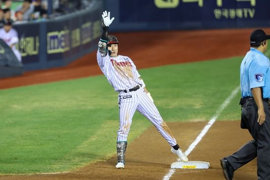 LG 트윈스 신민재가 9일 서울 잠실야구장에서 열린 2025 신한 SOL Bank KBO리그 한화 이글스와 홈경기에 1번타자 겸 지명타자로 선발 출전해 3타수 3안타 3득점 2볼넷 1도루로 5출루 대활약을 펼쳤다. LG 트윈스